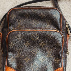 AUTHENTIC CROSSBODY LOUIS VUITTON BAG!
